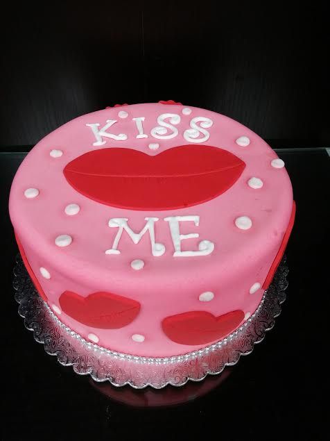 kiss day cake