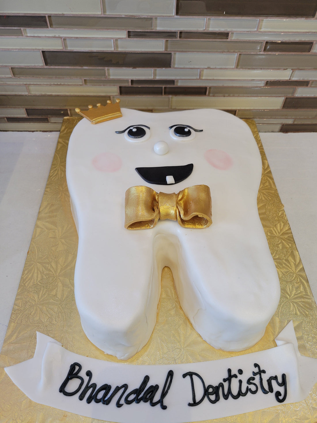 TOOTH MOLDED FONDANT CAKE