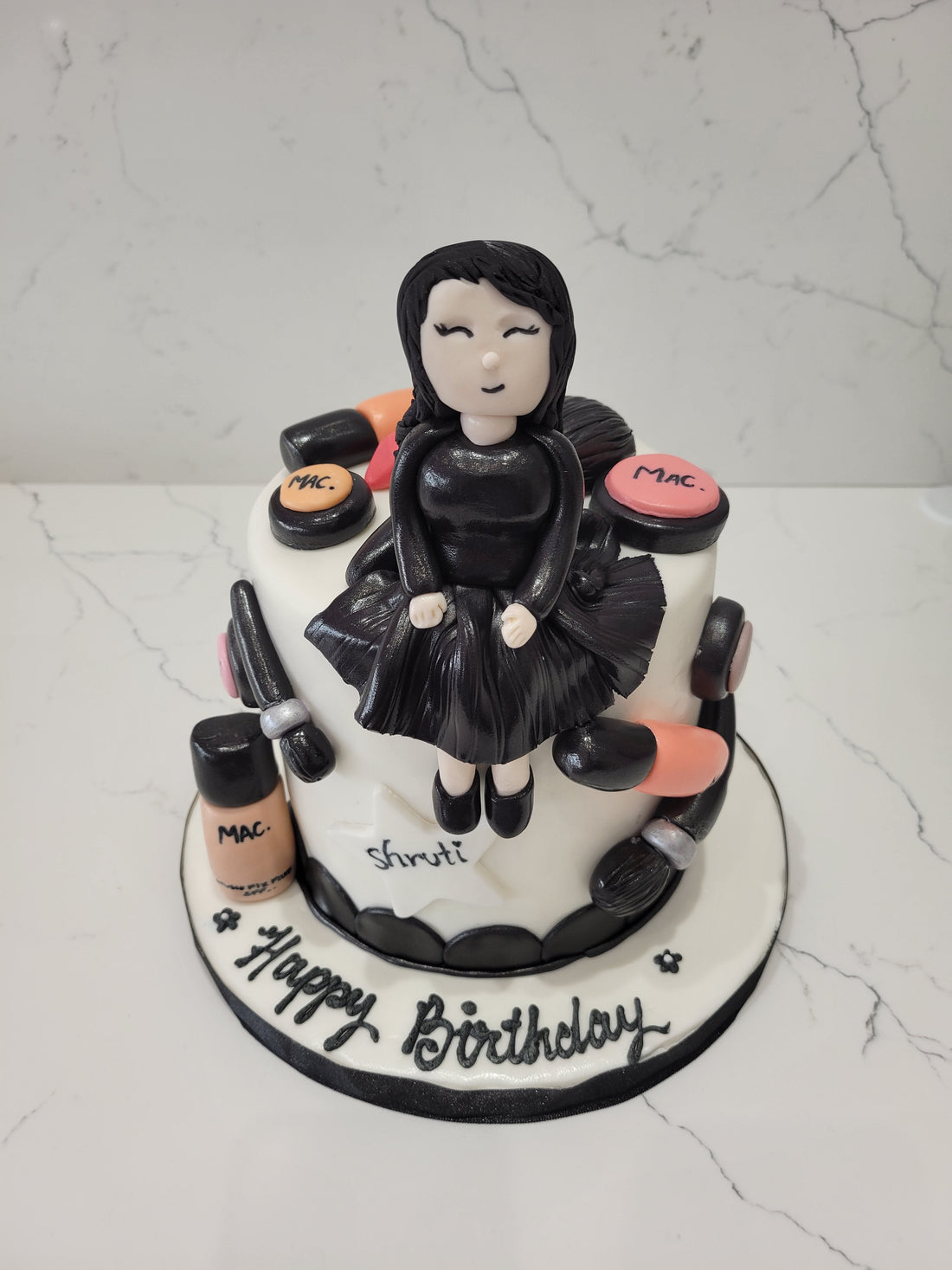 MAKEUP QUEEN FONDANT CAKE