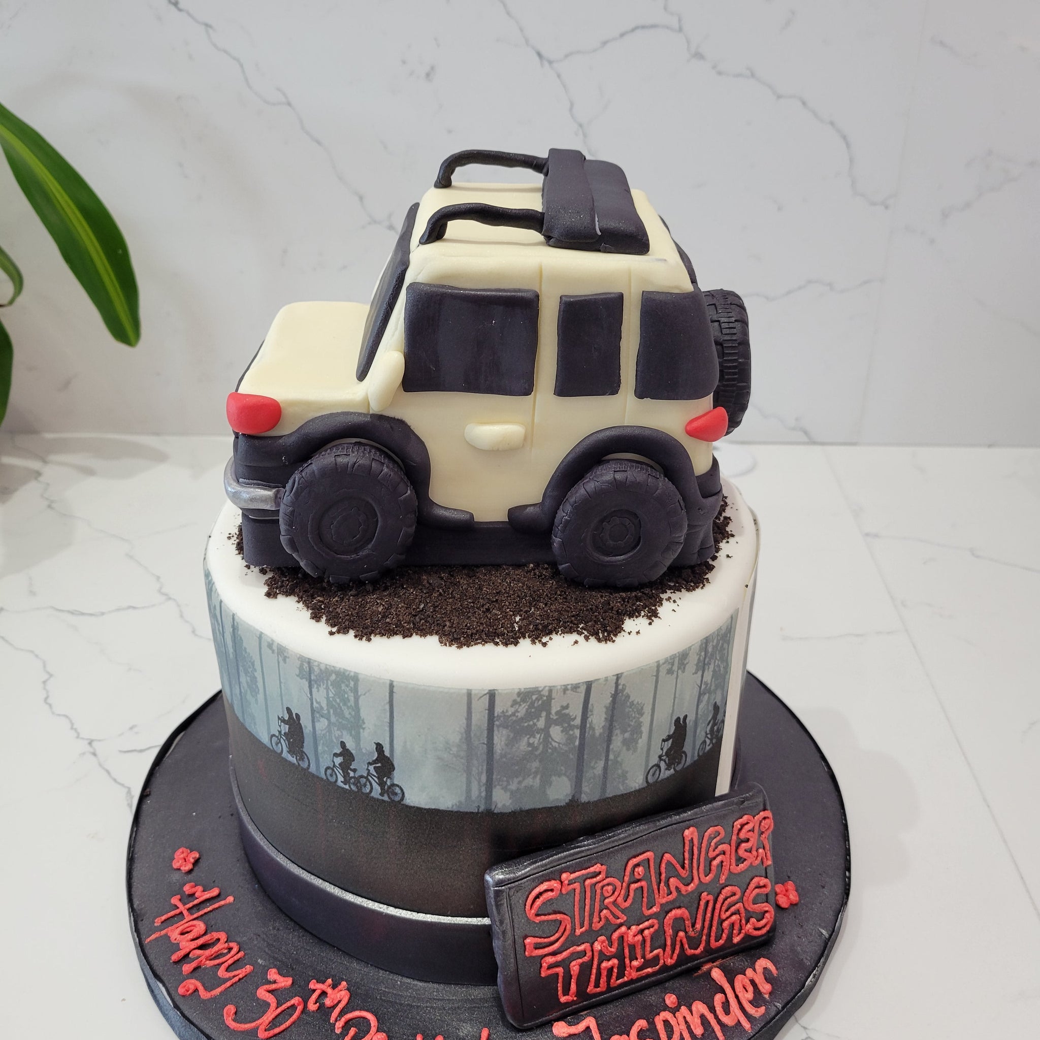 STRANGER THINGS FONDANT CAKE