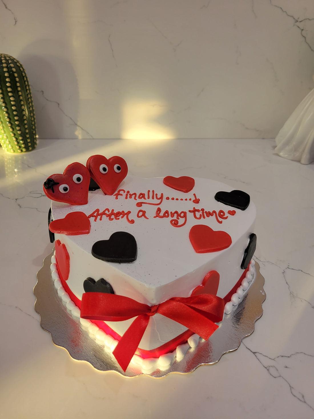 RED & BLACK HEARTS CRAEM CAKE