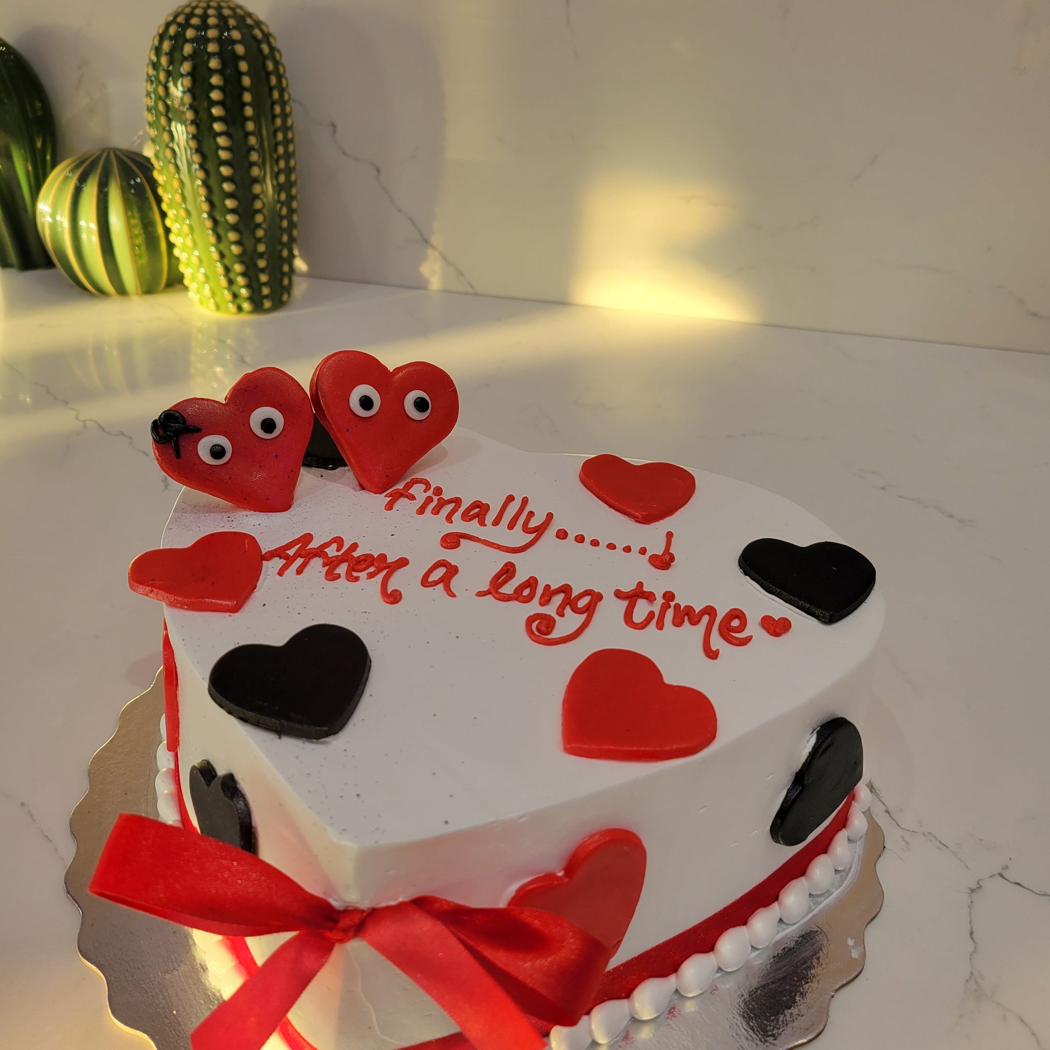 RED & BLACK HEARTS CRAEM CAKE