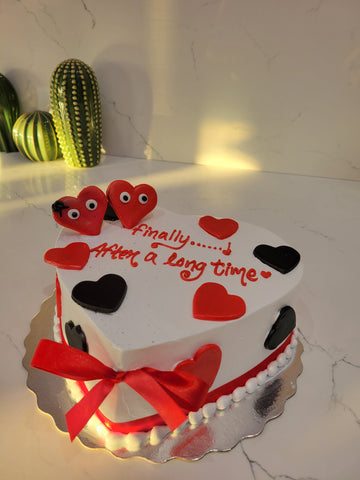 RED & BLACK HEARTS CRAEM CAKE