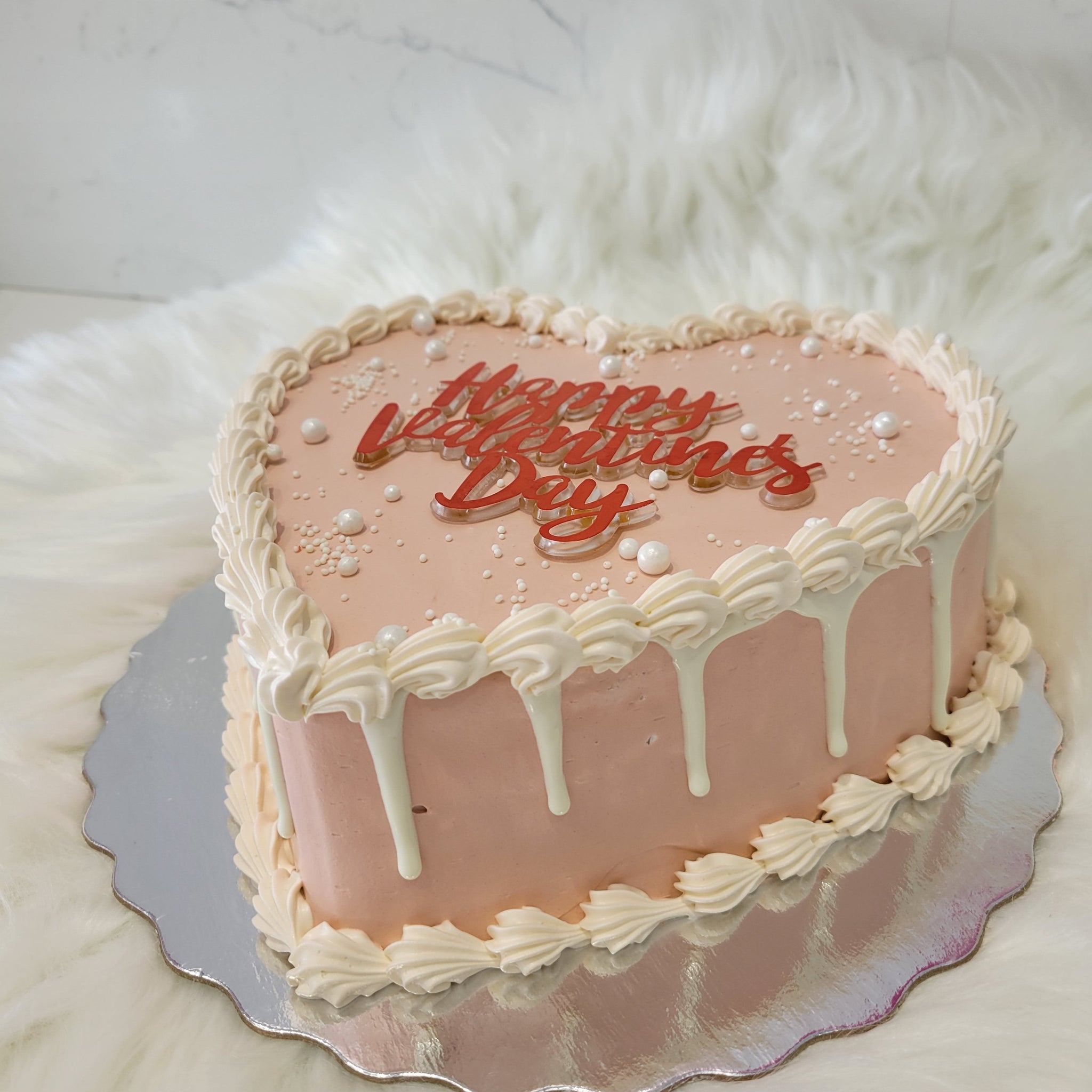 IVORY DRIZZLE HEART CAKE