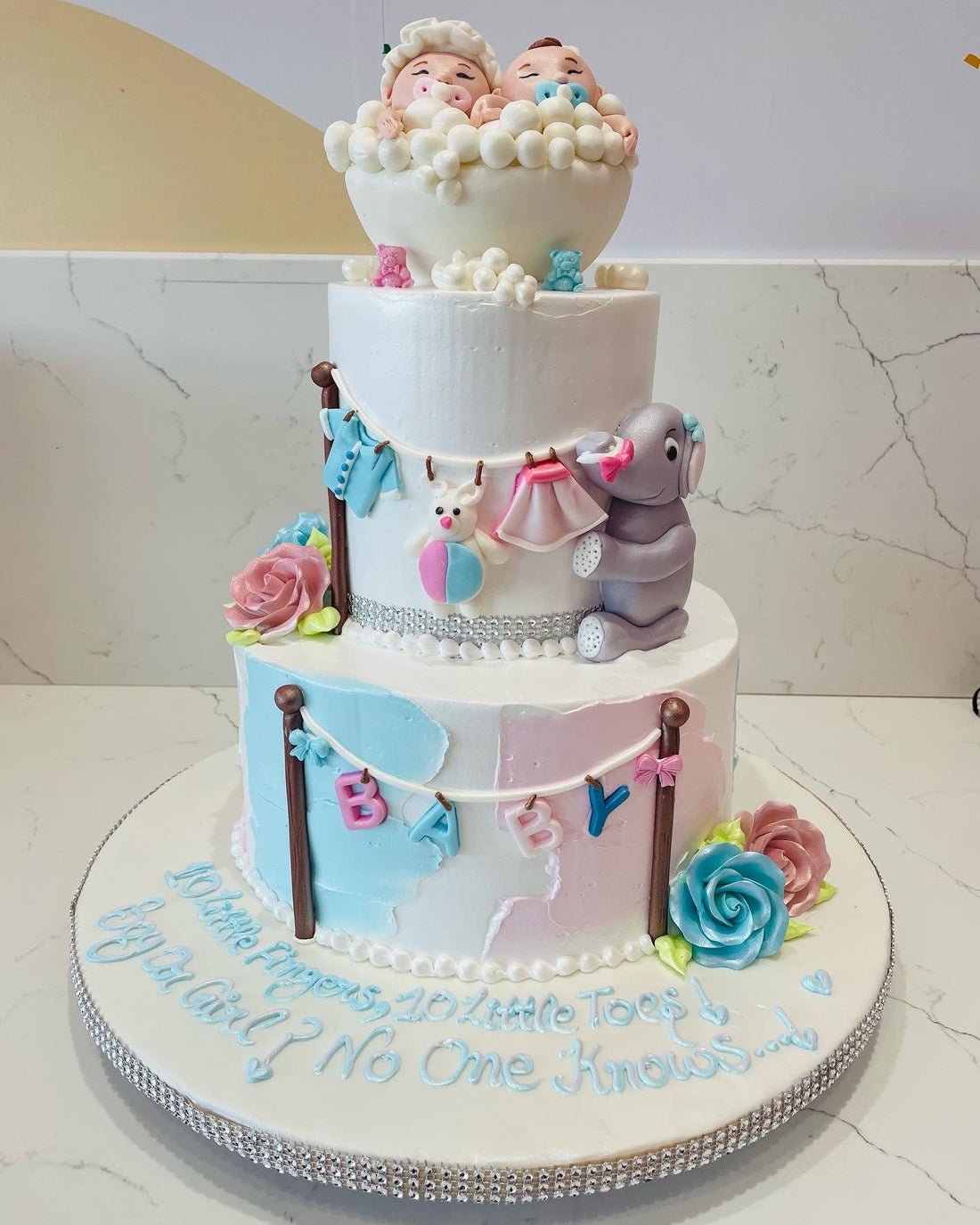 BUBBLE BATH BABY SHOWER FONDANT CAKE