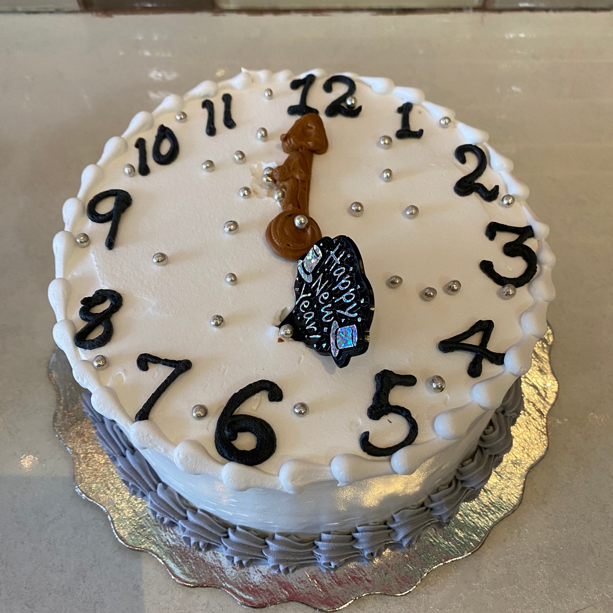 NEW YEAR CLOCK CAKE