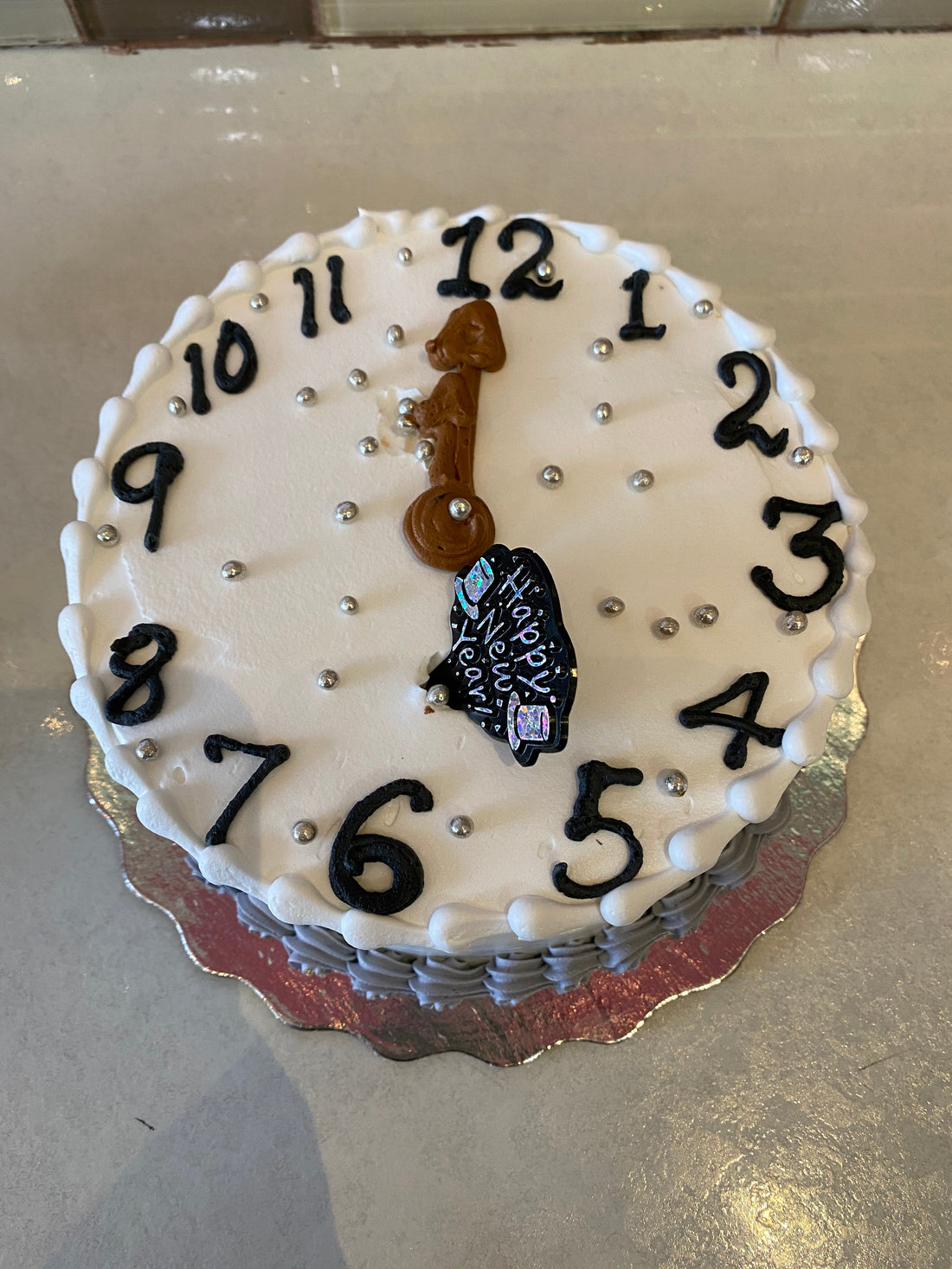 NEW YEAR CLOCK CAKE