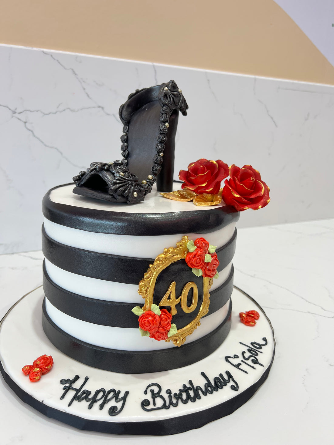 RED ROSES HEEL FONDANT CAKE