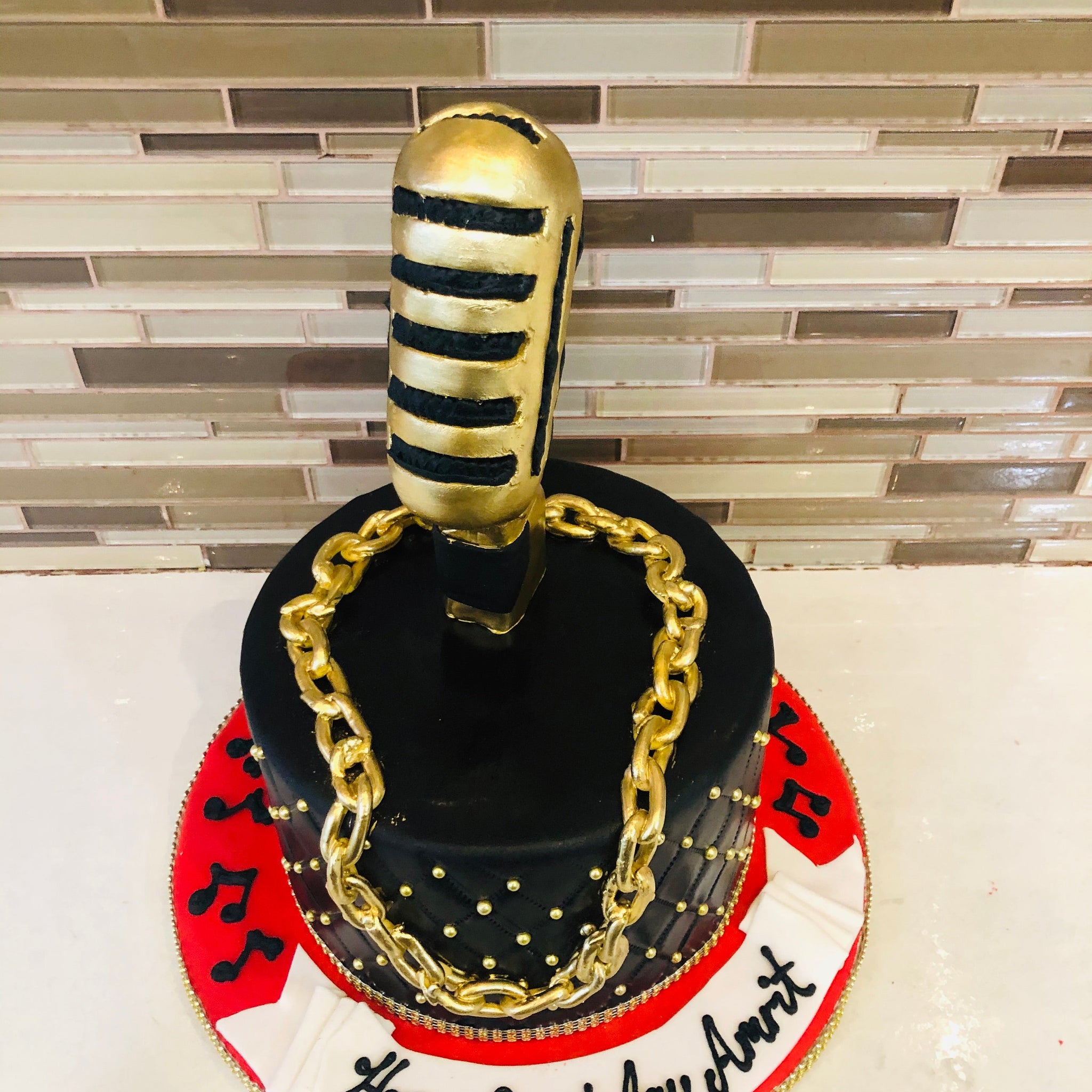 MIC MUSICAL FONDANT CAKE