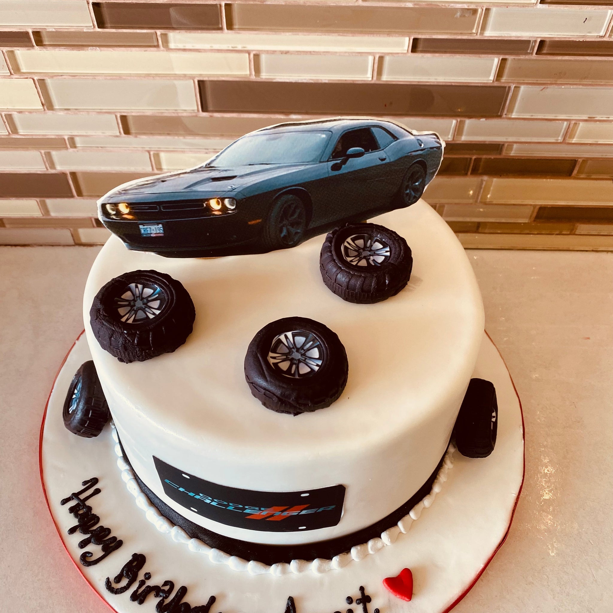 CHALLENGER FONDANT CAKE