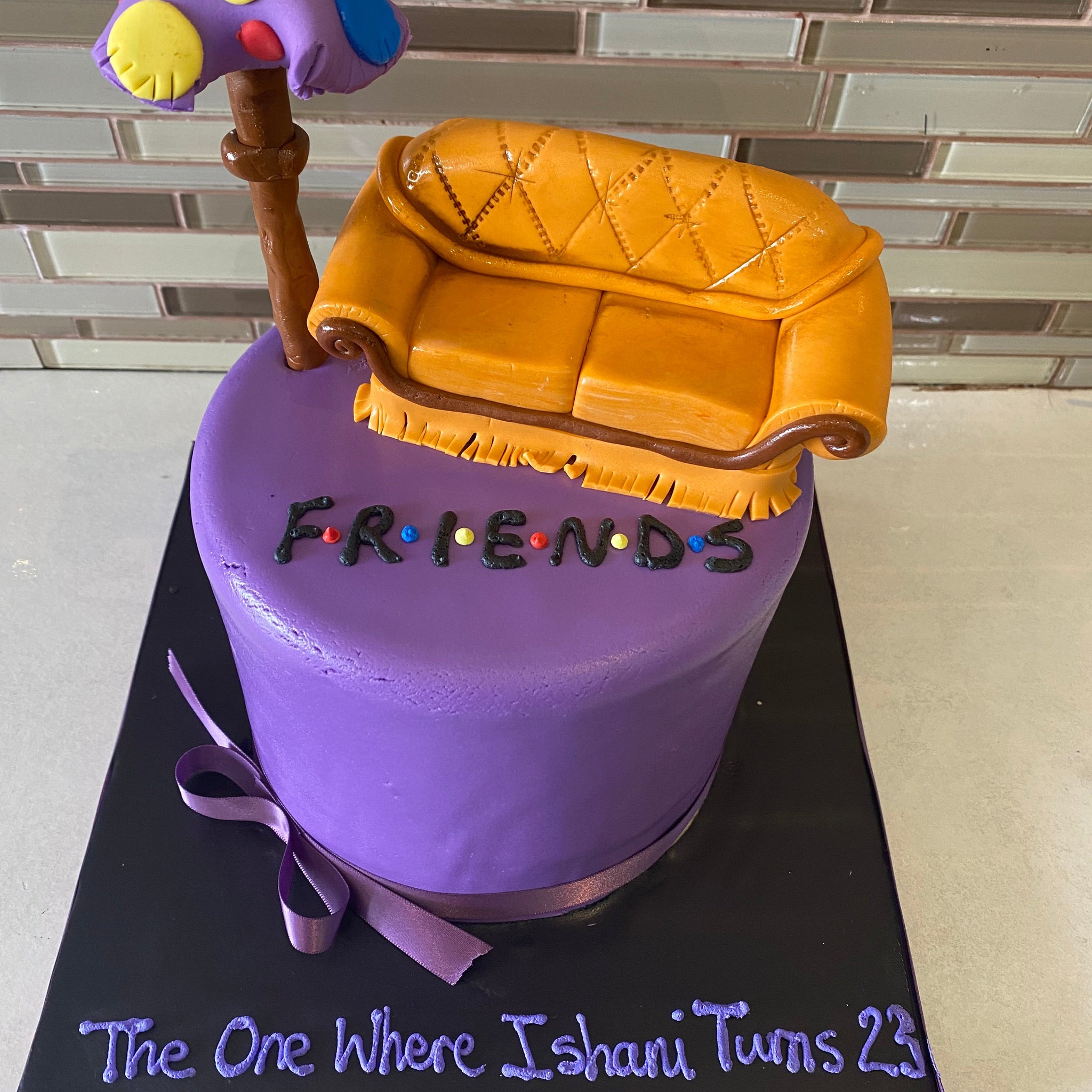 FRIENDS COUCH FONDANT CAKE