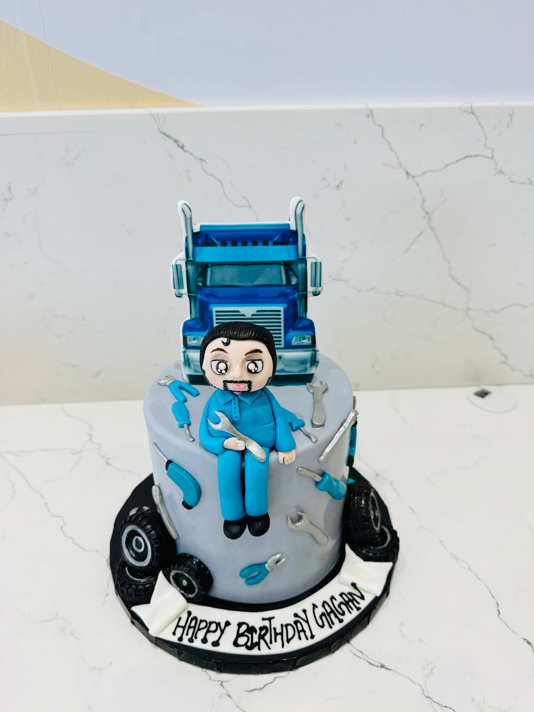 TRUCK & TOOLS FONDANT CAKE