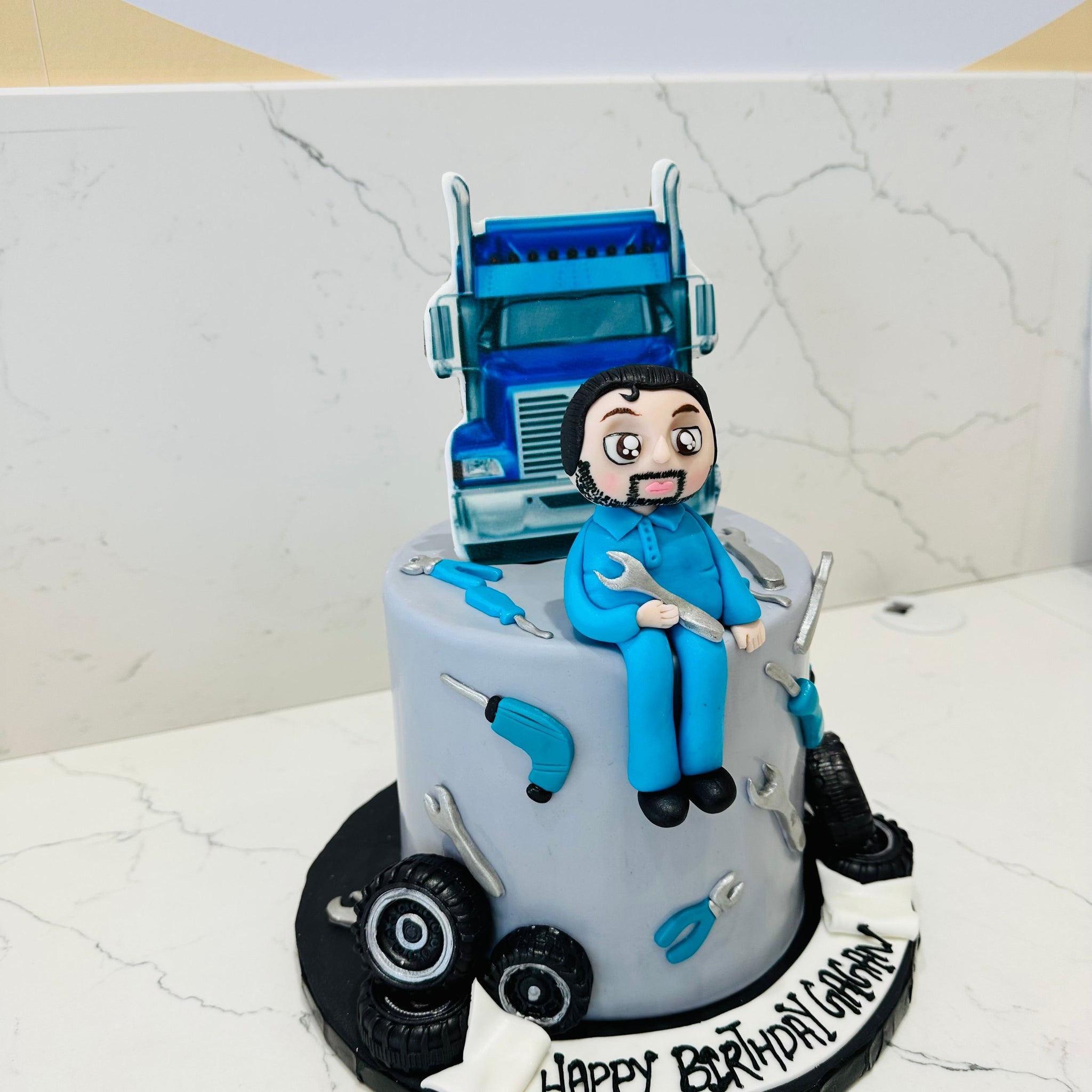 TRUCK & TOOLS FONDANT CAKE
