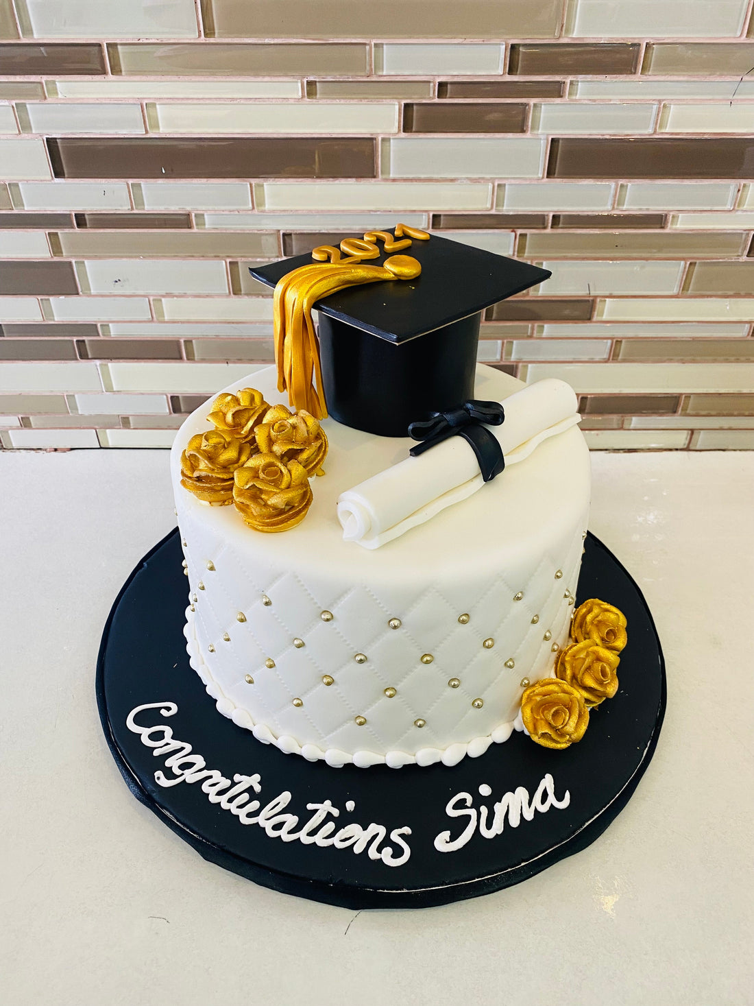 SIMA GRADUATION FONDANT CAKE