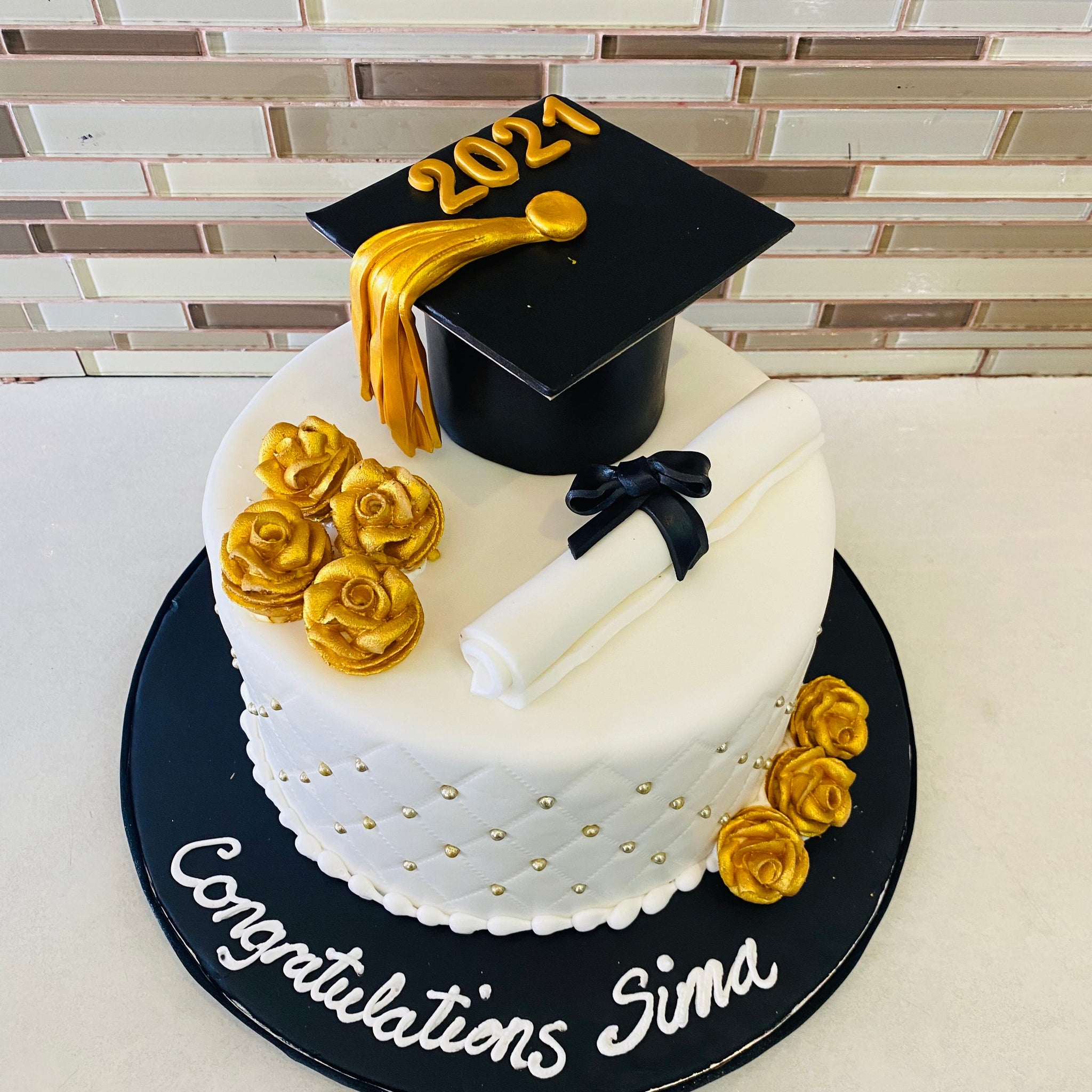 SIMA GRADUATION FONDANT CAKE