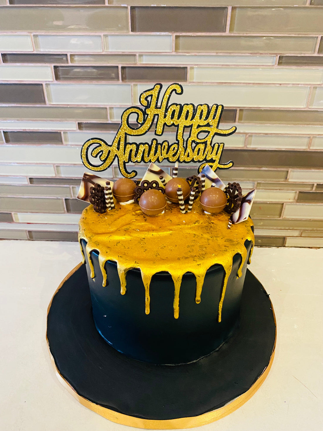 BLACK & GOLD ANNIVERSARY CAKE