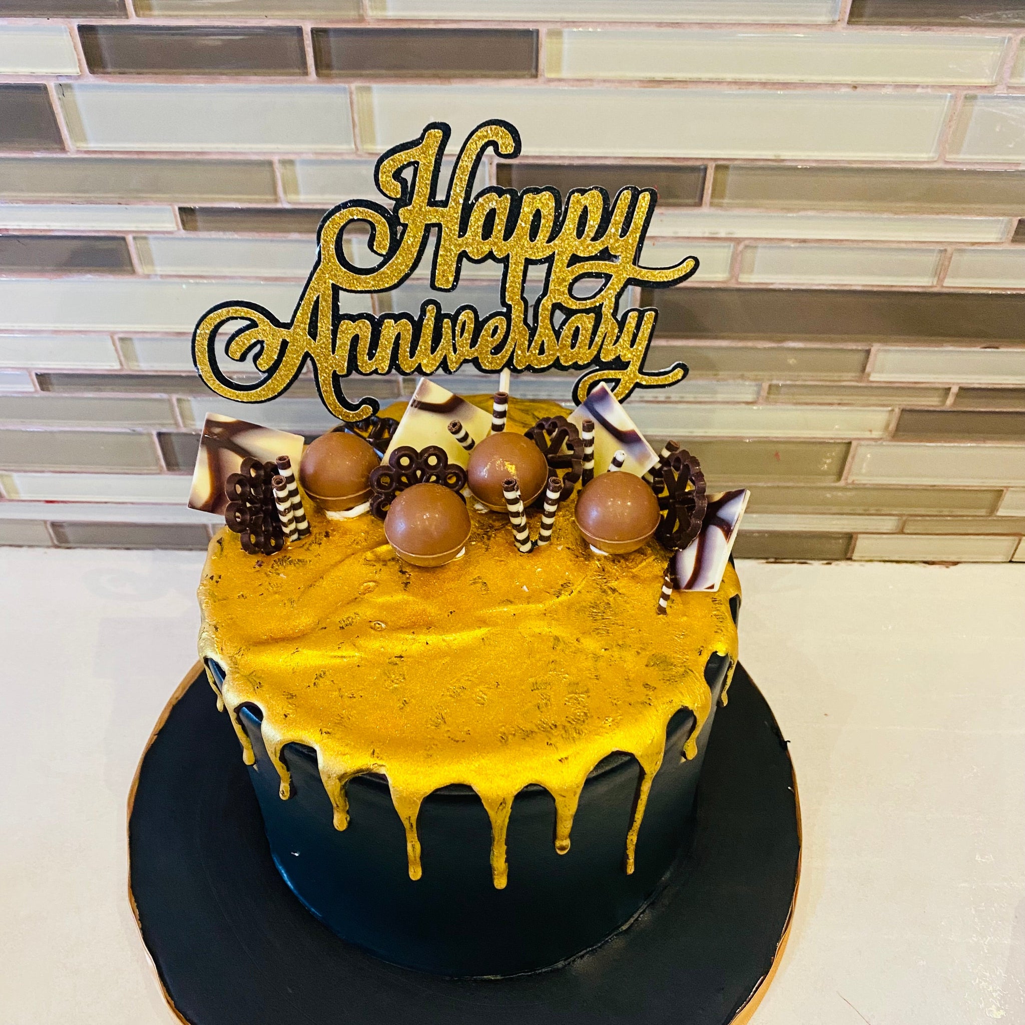 BLACK & GOLD ANNIVERSARY CAKE