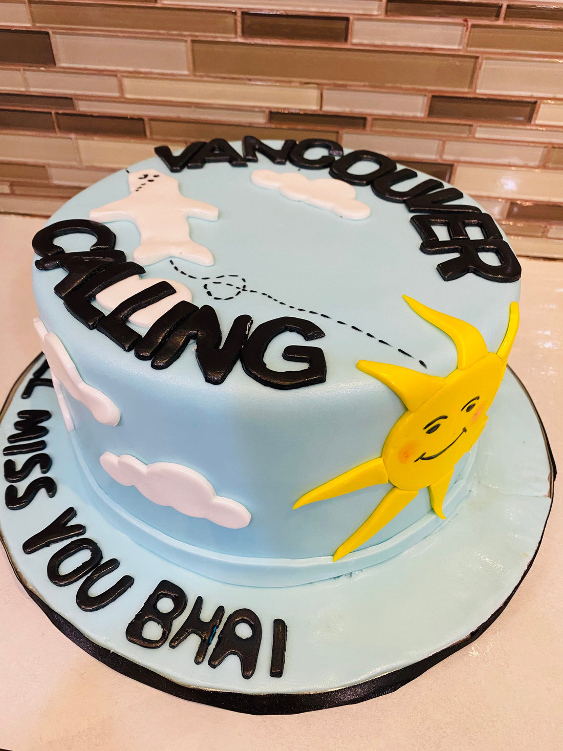 VANCOUVER TRAVEL FONDANT CAKE