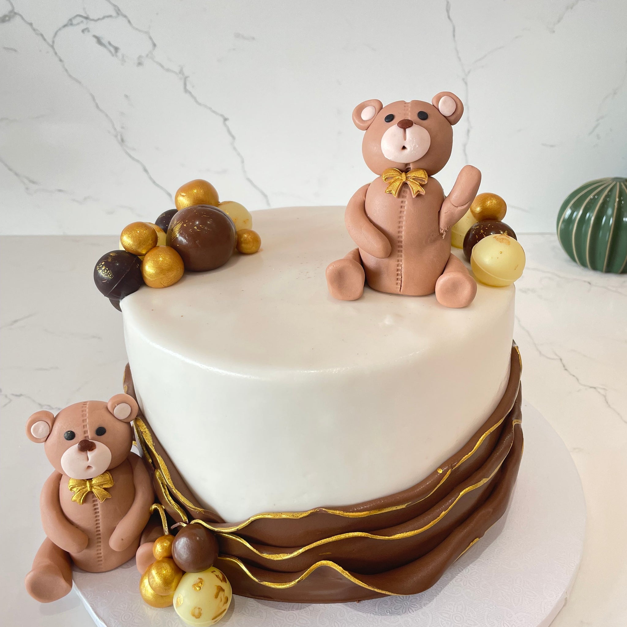 TEDDY BEAR RUFFLE FONDANT CAKE