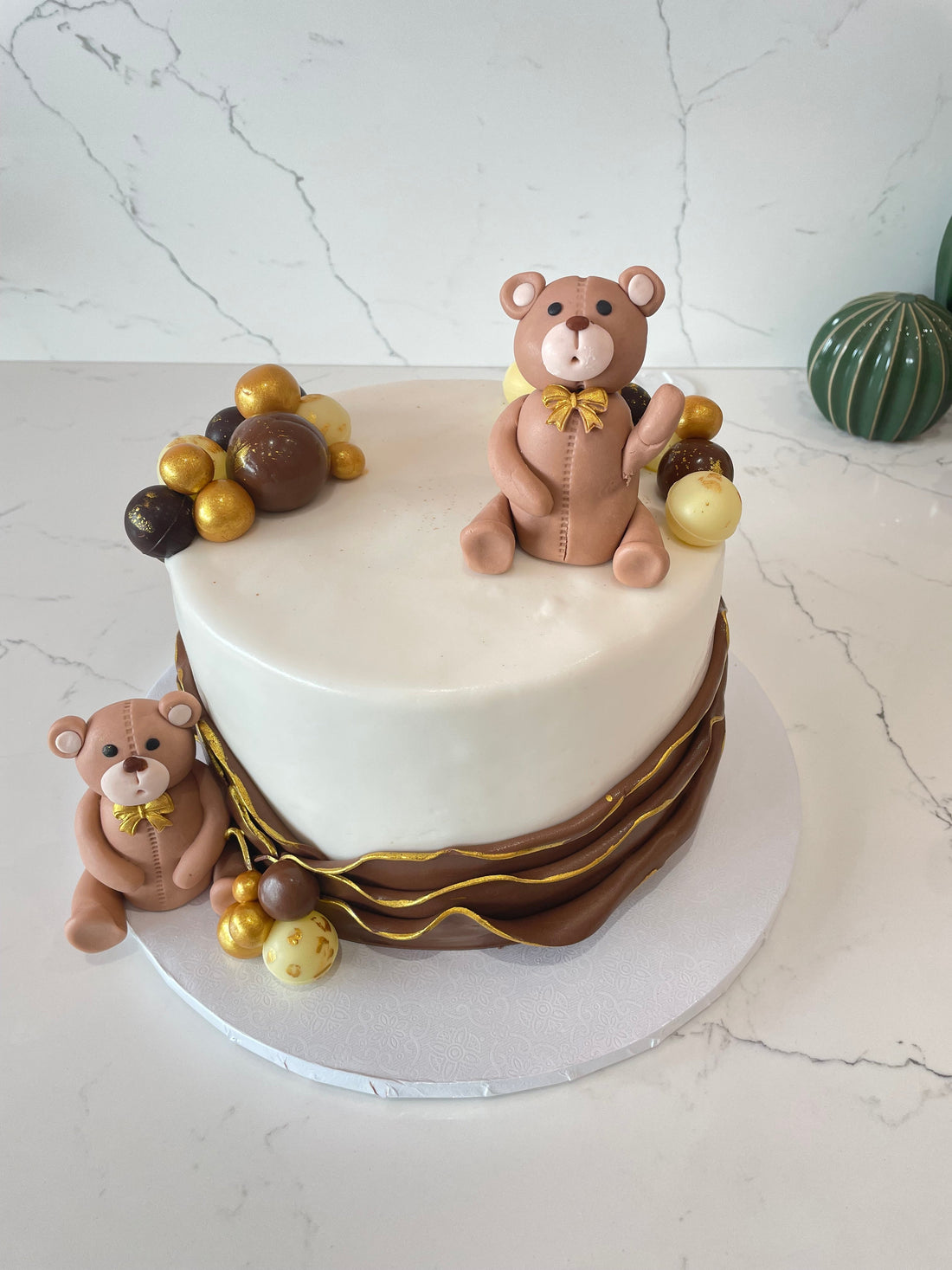 TEDDY BEAR RUFFLE FONDANT CAKE