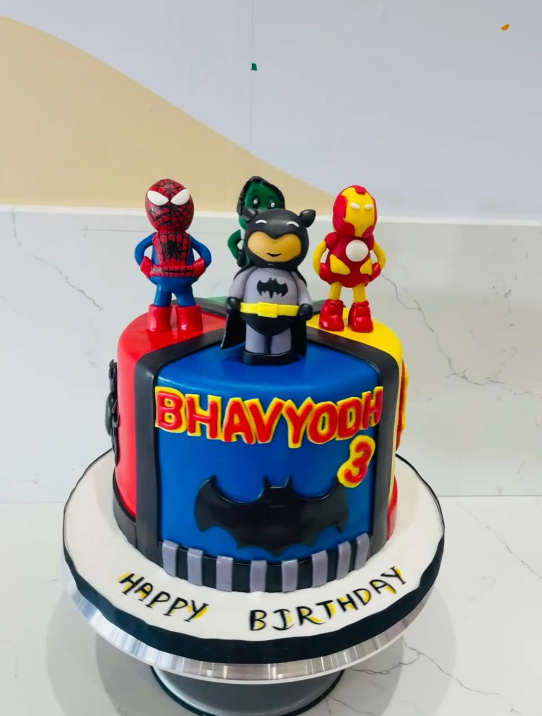 SUPERHEROES FONDANT CAKE