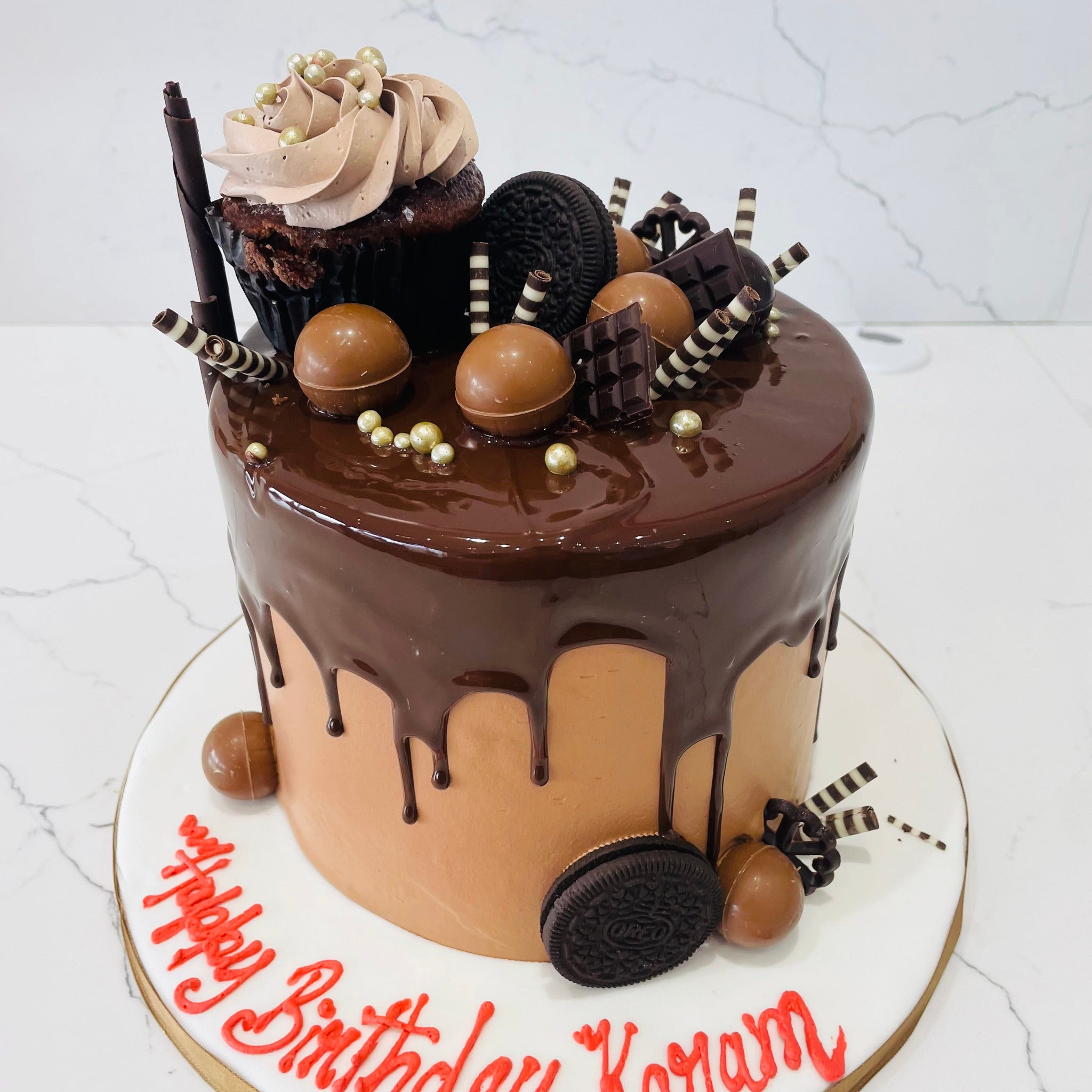 CHOCOLATE DRIP CREAM CAKE