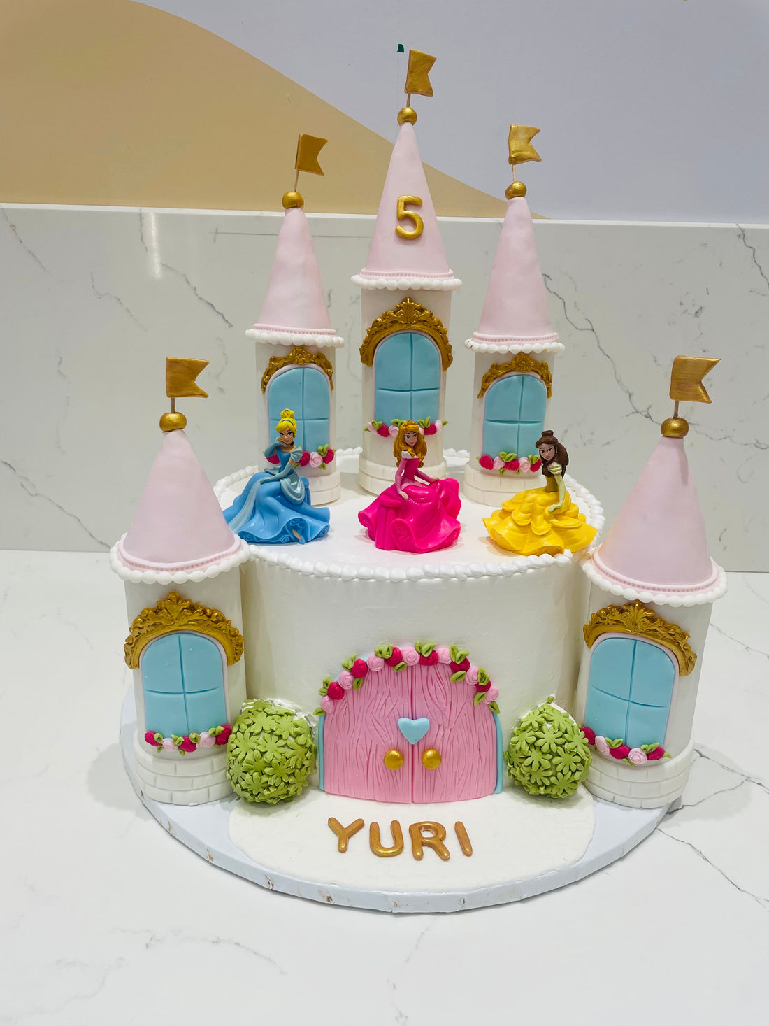 YURI DISNEY CASTLE CREAM CAKE