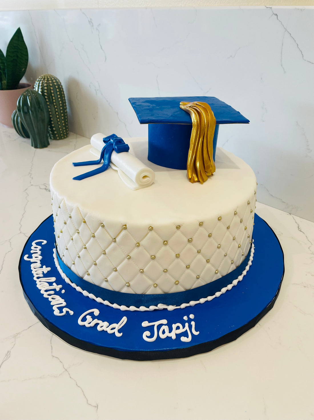 JAPJI GRADUATION FONDANT CAKE