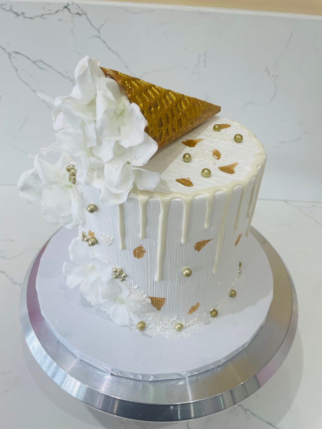 WHITE CONE FLOWER CAKE