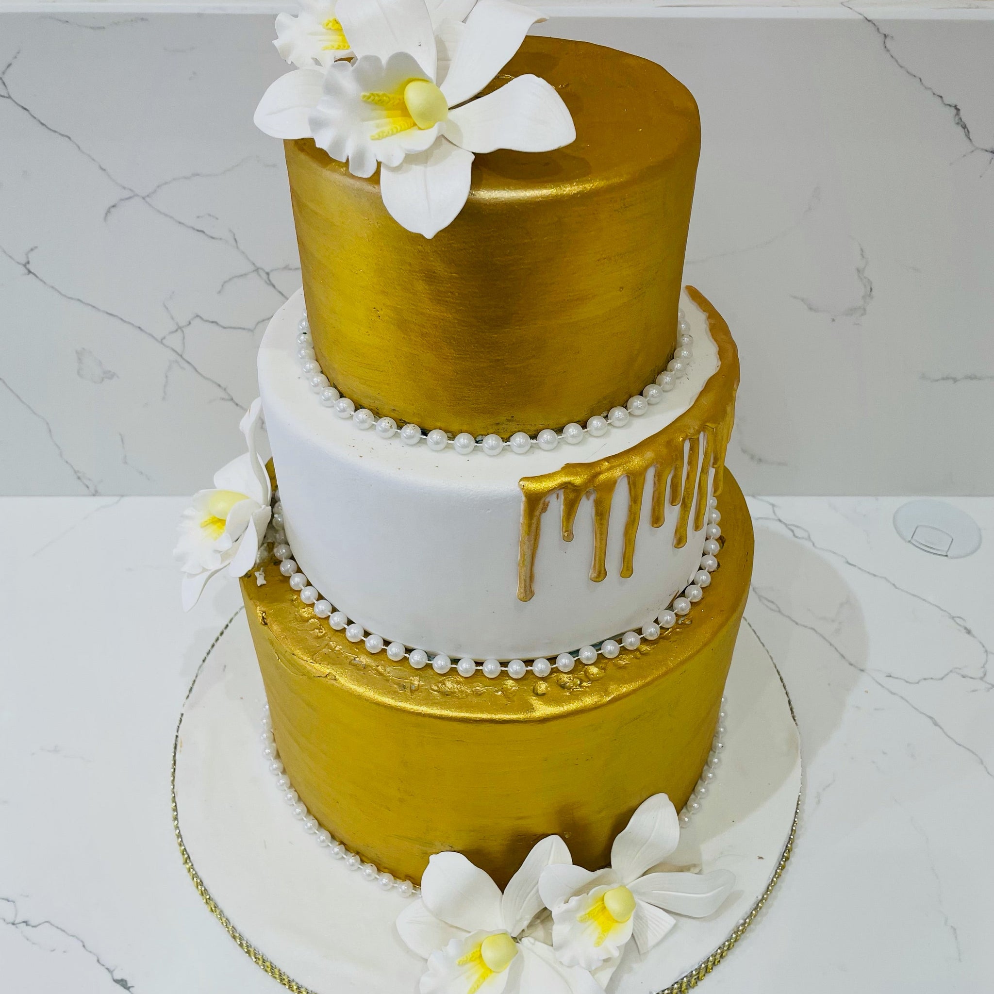 GOLD & WHITE LILLIES FONDANT CAKE